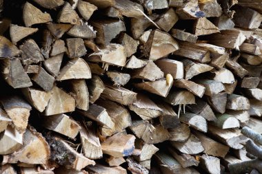 Kırsal ahşap dokular yaratmak için doğranmış odun parçaları yığmak