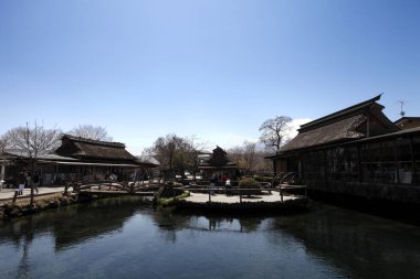 Açık Göl veya Bahar Tarafından Geleneksel Çatı Evleri