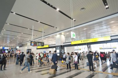 Gündüz vakti Osaka tren istasyonunun modern iç mekanı, Japonya