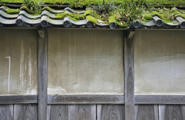 Ahşap duvarlı, yosun kaplı geleneksel Japon çatısı.