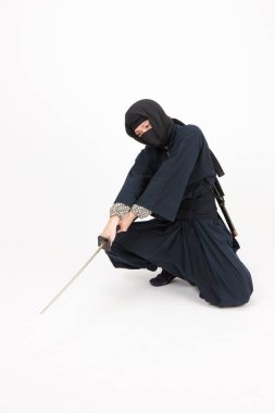 Sırtında katana olan geleneksel giysili genç Asyalı adam. 