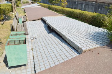 Şehirdeki yıkılmış beton kaldırım yolu