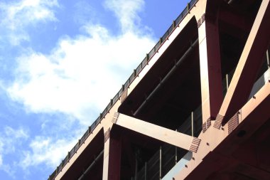 Gökyüzüne Karşı Kırmızı Çelik Truss Köprüsü Yapısı Düşük Açı Görünümü