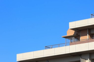 Mavi gökyüzü ile modern şehir binası cephesi 