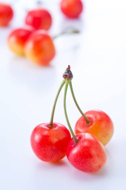 Beyaz arka planda kiraz üzümleri, yakın plan