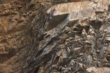 Kayalık dağlara yakın 