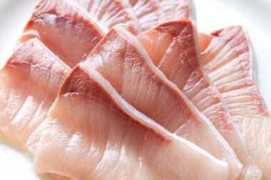 Tabakta taze çiğ balık dilimleri