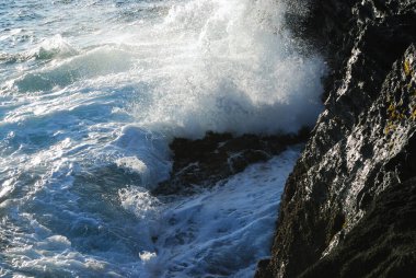 Büyük deniz dalgalarının kayalarda kırılışının güzel manzarası                                           