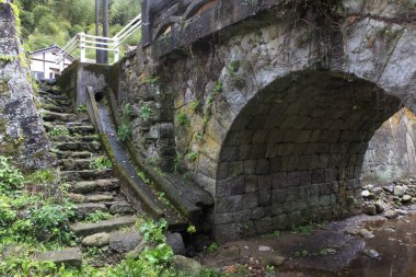 Parktaki Japon taş köprüsü.