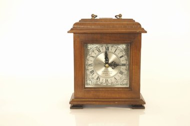 Beyaz arka planda izole edilmiş eski tahta antika saat.       