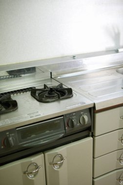 Gaz sobasıyla modern mutfak.