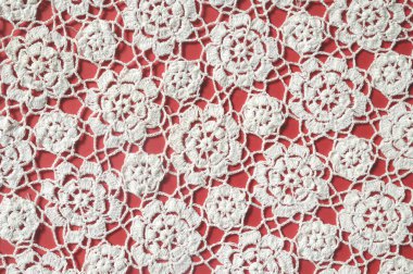 Tığ işi masa örtüsünün beyaz görünümünü kapat