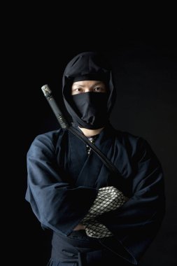 Sırtında katana olan geleneksel giysili genç Asyalı adam. 