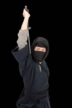 Siyah kıyafetli ve siyah maskeli Asyalı bir ninja.