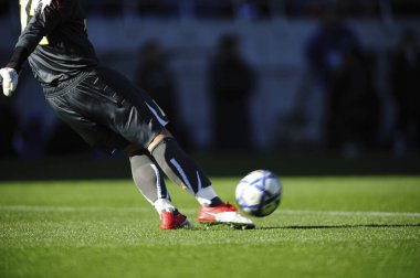 Kaleci bir futbol topunda iş başında.