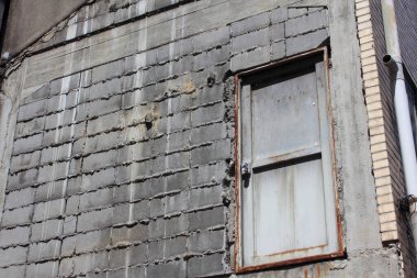 Kapısı olan terk edilmiş eski bir evin manzarası 