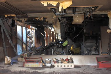 Şehir görünümünde yanan binadan geriye kalanlar  