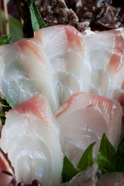 Taze bitki ve baharatlı çiğ kalamar.