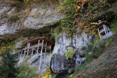Dağlardaki ahşap ev.
