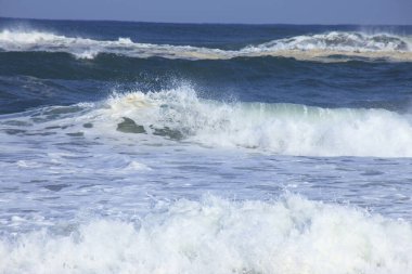 Dalgalar sahile çarpıyor. 