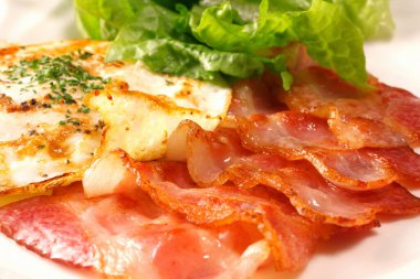 Domuz pastırması ve yumurtalı ekmek. Yakın çekim.