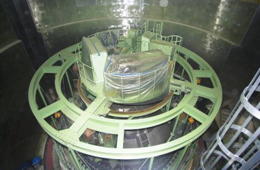 Dairesel odada metal çerçeveli büyük endüstriyel makine