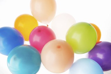 Renkli balonları kapat 