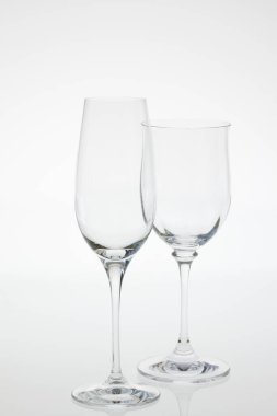 Beyaz arkaplanda boş bardak