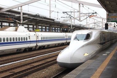 Şehirdeki istasyonda hız trenleri yolcuları bekliyor.