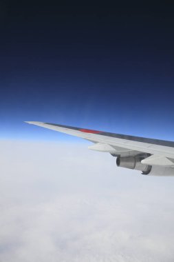 Gökyüzündeki bulutların üstündeki kanat görüntüsü 