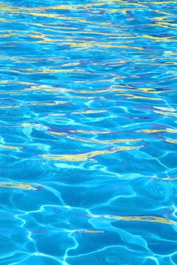 Dalgalar ve yansımalarla mavi yüzme havuzu suyu      