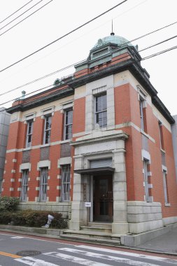 Stone Trim ve Bakır Kubbeli Tarihi Kırmızı Tuğla Binası