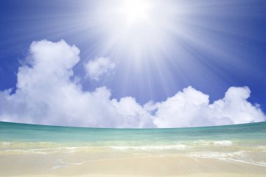 Plaj, tropikal deniz ve bulutlu gökyüzü 