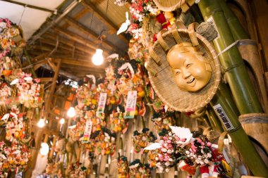  Asakusa Tori no ichi geleneksel Tokyo festivali. Ootori Tapınağı ve Chokokuji Tapınağı 'ndaki Edo döneminden beri Asakusa bölgesinde kış festivali düzenleniyor. Şans dile..