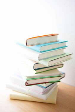 Beyaz arkaplan üzerine birçok renkli kitap