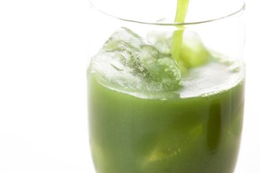 Aydınlık zemin üzerinde buzlu kibrit yeşil çayın yakın plan görüntüsü                                                   