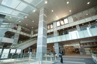 Gündüz vakti Osaka tren istasyonunun modern iç mekanı, Japonya