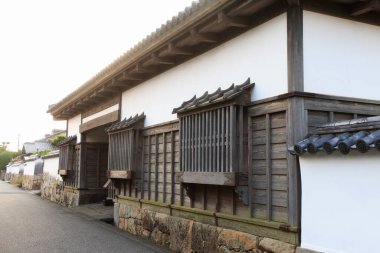 Ahşap mimarisi ve pencereleri olan geleneksel Japon evi.