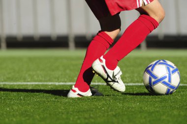 Futbol oyuncusu topu ile eylem