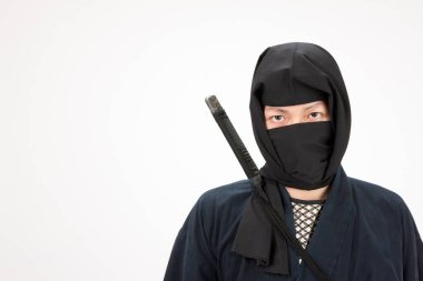 Kimono giyen Asyalı erkek samurayın portresi. 