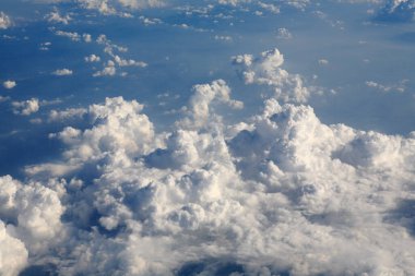 Uçaktan hava görüntüsü. Gökyüzü, beyaz bulutlar.