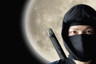 Siyah maskeli Asyalı adam portresi ve aya karşı katana. 