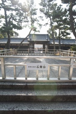 Bahçede geleneksel Japon mimarisi, dini konsept