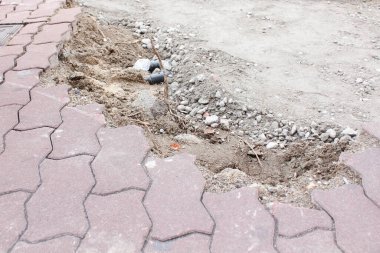 Sokakta beton kaldırım taşları var, kapatın. 