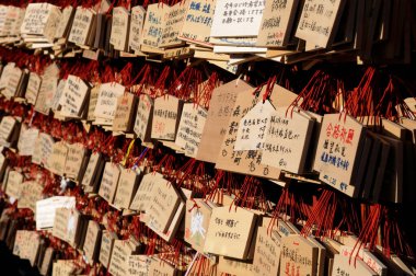 Yüzlerce ahşap Japon Dua Tabletleri (Ema) ile kaplı Duvar