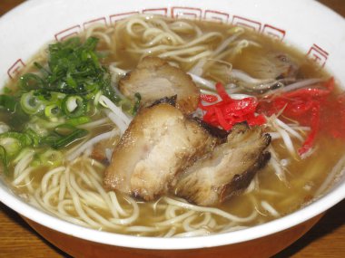 Japon mutfağı, arka planda sıcak erişteli domuz eti.