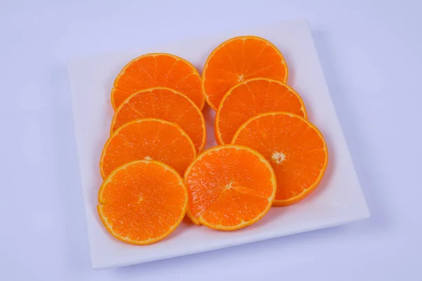 Teller Mit Orangenscheiben Isoliert Auf Weißem Hintergrund — Stockfoto