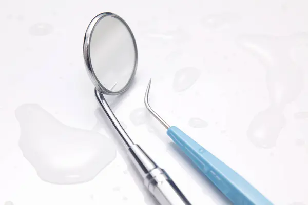 白色桌子上的专业牙科工具 — 图库照片