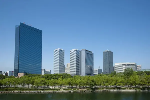 梅田としても知られる北地区は 大阪の2つの主要都市の1つです 大阪を構成する大型駅複合施設の周辺に位置しています — ストック写真