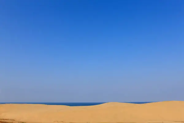 Mavi Gökyüzünün Altındaki Çöl Manzarası — Stok fotoğraf